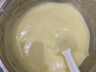 8、经典瑞士卷（原味）,把蛋黄和蛋白混合搅拌，过程中，动作要轻柔！迅速搅拌均匀！