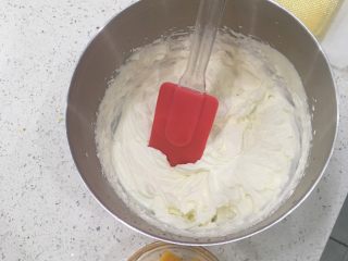 11、经典瑞士卷（原味）,蛋糕体微温的时候就可以开始打法淡奶油啦，淡奶油加糖，打至硬身，就是转头能挖出两个洞的状态，太软对新手来说不好卷哦！