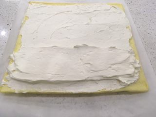 12、经典瑞士卷（原味）,把淡奶油从里到外递减的抹奶油，靠紧身体的那一面要留一个手指位的位置。