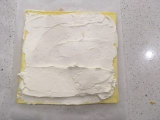 13、经典瑞士卷（原味）,在靠紧身体的那一边，多加一层淡奶油，面积约占三分之一大。看图！