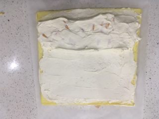 15、经典瑞士卷（原味）,铺好水果后，在水果的上面铺多一层淡奶油！把所有的淡奶油用完！