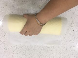 20、经典瑞士卷（原味）,卷好后用手捋一捋蛋卷，让它卷得更平均。