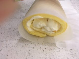 22、经典瑞士卷（原味）,刚刚卷好后的蛋糕卷侧面是这样的！