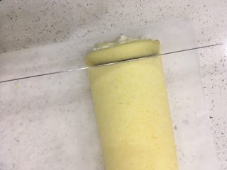 23、经典瑞士卷（原味）,卷好后把蛋卷的头，尾切掉，修正整。