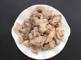 2、香辣啤酒鸭,水烧开鸭肉放进去煮3-5分钟，去掉浮沫沥水