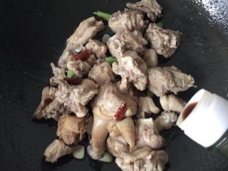 5、香辣啤酒鸭,生抽半汤匙