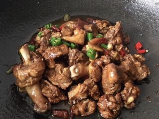 12、香辣啤酒鸭,超级有食欲，很辣，鸭肉入味特别好次，如果不能吃辣可以不放，容易上火的亲们少放辣椒
