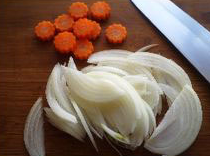 1、日式肥牛饭,火锅肥牛片解冻待用，洋葱切丝、西兰花摘小朵、胡萝卜切片待用。