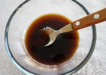 3、日式肥牛饭,将糖、盐、生抽、味啉混合均匀成调味汁。