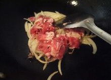 5、日式肥牛饭,放入肥牛片