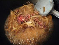 6、日式肥牛饭,将调好的调味汁倒入，将洋葱丝和肥牛片煮熟。