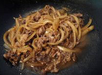 7、日式肥牛饭,煮到肥牛片刚刚全熟后即可关火出锅。