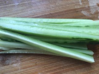 2、简单原味寿司,去皮切长条