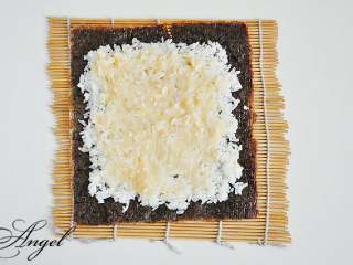 3、踏雪寻莓寿司＃有个故事＃,米饭上抹一层白豆沙。