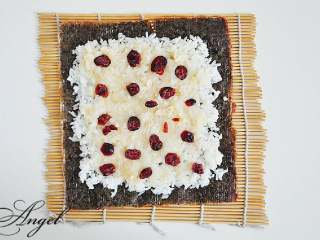 4、踏雪寻莓寿司＃有个故事＃,铺上一层蔓越莓干。