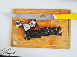 6、踏雪寻莓寿司＃有个故事＃,用刀切成段儿。