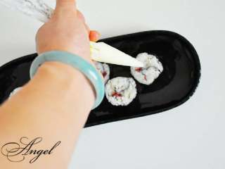 7、踏雪寻莓寿司＃有个故事＃,上面挤上沙拉酱就可以吃了。