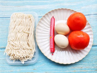 1、西红柿鸡蛋拌面,准备好所有食材。