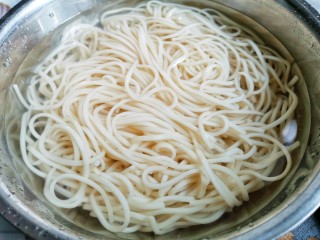 2、西红柿鸡蛋拌面,锅中烧开水，再加两次凉水烧开，放入面条煮至浮起，捞出，放凉水中浸泡。