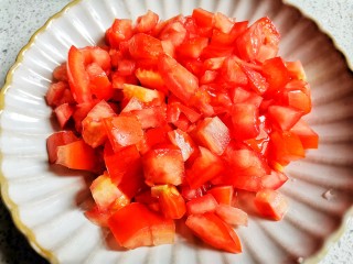 3、西红柿鸡蛋拌面,火腿提前切片，番茄切小丁加少许盐拌匀备用。