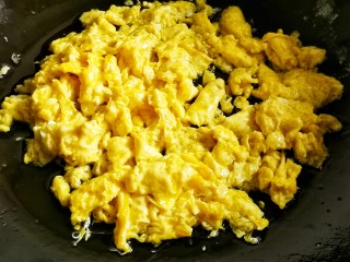 4、西红柿鸡蛋拌面,把鸡蛋打入碗中，加入少许盐，用筷子朝一个方向搅动，把蛋液充分搅散。锅中热油，加入鸡蛋用筷子划散，炒至8成熟捞出备用。