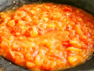 5、西红柿鸡蛋拌面,番茄放入锅中炒出汁水。