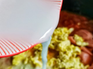 12、西红柿鸡蛋拌面,碗里加入10克生粉和40克左右的清水搅拌均匀分三次倒入锅中，