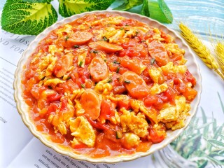 14、西红柿鸡蛋拌面,将做好的西红柿鸡蛋火腿翻拌均匀，浇在准备好的面条上，撒上傲娇的小葱花即可。