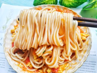 15、西红柿鸡蛋拌面,一碗汤浓味香、软滑劲道的西红柿鸡蛋面就做好了。