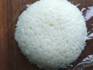 3、小熊米汉堡,倒扣出来，就是小熊圆滚滚的脸部，也是米汉堡的上盖。