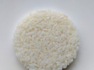 4、小熊米汉堡,同理，在圆形模具中压实，脱模后就成了汉堡底。