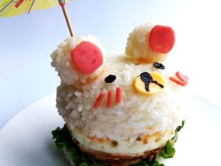 9、小熊米汉堡,取下模具，稍晾凉。按照自己喜欢的顺序，一层层摆起来，中间涂少许千岛酱或沙拉酱即可。