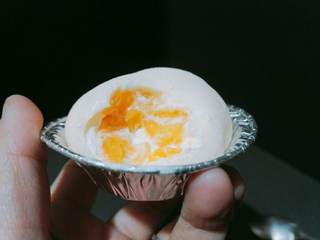 1、雪媚娘,防粘手粉：30g糯米粉放入锅内小火翻炒到颜色稍稍变黄，放一边凉透备用。（实际用的量很少，但是炒的少了，不太好弄，余的手粉可以密封起来下次用）