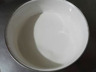 2、雪媚娘,雪媚娘的皮：白砂糖和一部分牛奶加热融化后，和剩余的牛奶中混合匀，再加入糯米粉、玉米淀粉，面糊搅拌均匀后，过筛一次。