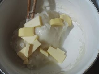 3、雪媚娘,过滤后的面糊，蒸汽100度蒸25分钟，到面糊全变透明状。黄油切小块，加入蒸好的面糊中。