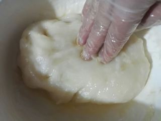 4、雪媚娘,手带手套，用手直接揉均匀。