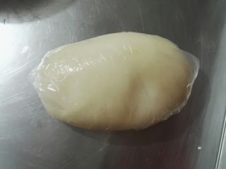 6、雪媚娘,揉好的面团，包保鲜膜，放冰箱冷藏20分钟，到常温