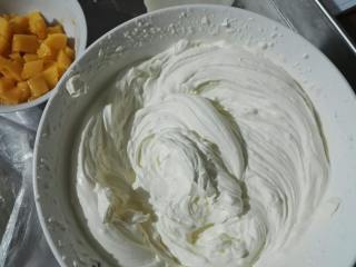 7、雪媚娘,淡奶油加糖打发到硬性 