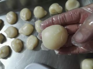 8、雪媚娘,分成20克一个的小面团，搓圆，蒸好揉好的面团，很有弹性，不怎么粘手（刚开始做，可以分30克一个，好操作些）