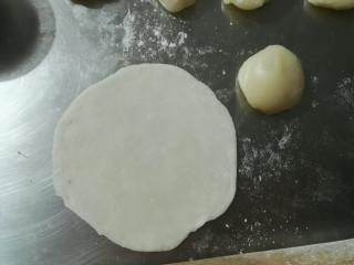 9、雪媚娘,用擀面杖擀开成薄薄的雪媚娘皮（对比了一个没擀之前和擀好的大小比）