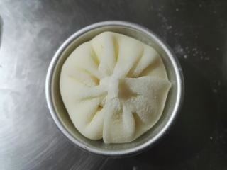 14、雪媚娘,把边缘向中间靠拢，捏紧收口。