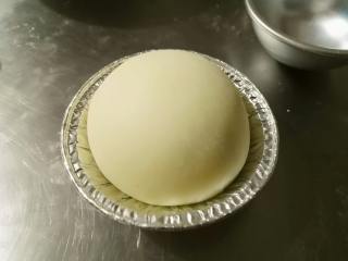 15、雪媚娘,从模具中倒扣出来，取锡纸托放置。密封后放冰箱冷藏。