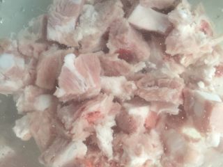 1、香芋蒸排骨,排骨洗净切小块，放入清水浸泡一小时，去掉血水