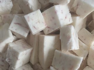 2、香芋蒸排骨,芋头去皮洗净，切小块