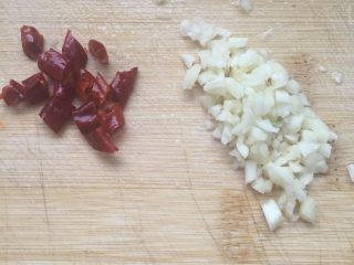 3、香芋蒸排骨,蒜切末，干辣椒祛籽切小段