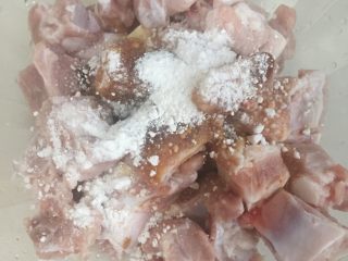 4、香芋蒸排骨,排骨沥干水分，加入酱油，蚝油，鲜贝汁，腐乳汁各一小勺，白糖，鸡精，盐，淀粉少许，所有材料拌匀，腌制一会