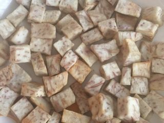 6、香芋蒸排骨,将处理过的香芋平铺在盘底