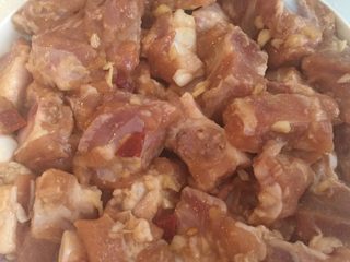 7、香芋蒸排骨,将腌制的排骨码放在香芋上