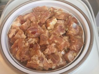 8、香芋蒸排骨,放入电饭煲的蒸栏，煮饭的时候顺便一起蒸