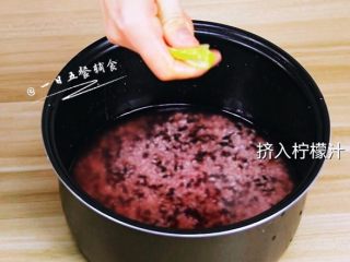 3、桃红大虾寿司卷, 将混合的两种米和泡米的水一同倒入电饭锅内，加入平常煮饭一样多的水，2片柠檬汁切片，挤汁煮成米饭。